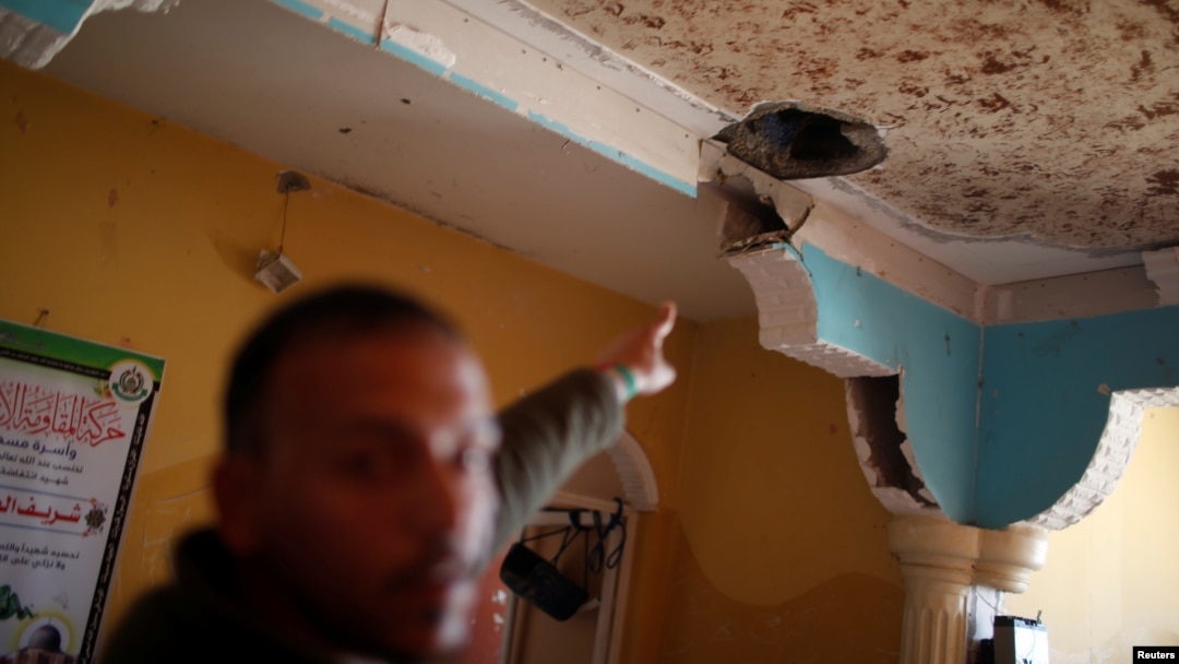 Seorang pria menunjukkan lubang di dalam apartemennya akibat serangan Israel di Jalur Gaza utara 2 Februari lalu (foto: dok). 