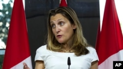 La ministra de relaciones exteriores de Canadá, Chrystia Freeland, en conferencia de prensa en Washington el 31 de agosto del 2018. (AP Photo/Jose Luis Magana)