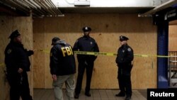 Seorang anggota FBI memasuki tempat kejadian perkara di New York Port Authority Bus Terminal menyusul upaya peledakan bom saat jam sibuk di pagi hari di Kota New York, New York, 11 Desember 2017. 