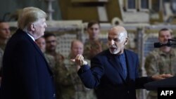 Rais wa Afghanistan Ashraf Ghani akihutubia vikosi vya jeshi la Marekani wakati Rais Donald Trump alipofanya ziara ya kushitukiza ya sikukuu ya Thanksgiving katika uwanja wa ndege wa kijeshi wa Bagram Novemba 28, 2019 in Afghanistan. (Photo by Olivier Douliery / AFP)