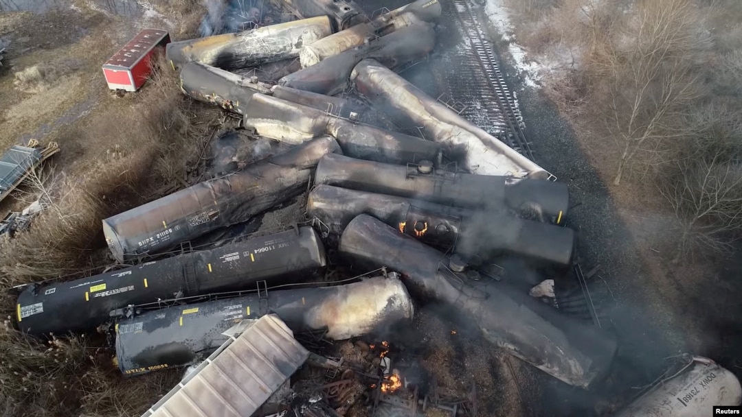 Gambar yang diabadikan drone tampak gerbong-gerbong kereta yang terbakar setelah anjlok di East Palestine, Ohio, 6 Februari 2023. (Foto: NTSBGov via Reuters)