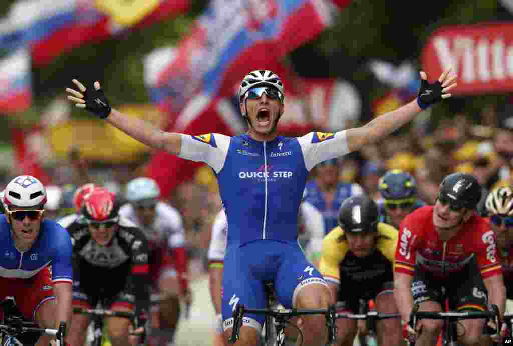 Germany&#39;s Marcel Kittel celebrates as he crosses the finish line to win the second stage of the Tour de France cycling race over 203.5 kilometers (126.5 miles) with start in Dusseldorf, Germany, and finish in Liege, Belgium.