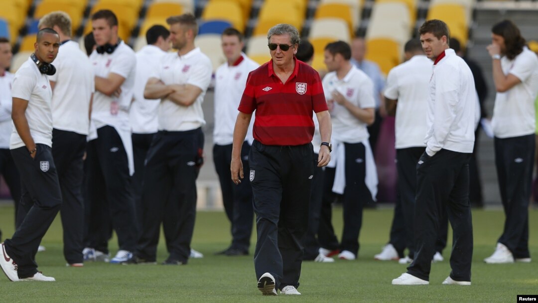 Pelatih Tim Kesebelasan Inggris, Roy Hodgson (tengah) dalam latihan di Stadion Olympiade di Keiv (23/6).