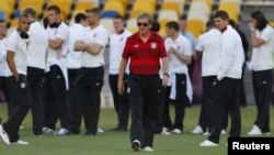 Pelatih Tim Kesebelasan Inggris, Roy Hodgson (tengah) dalam latihan di Stadion Olympiade di Keiv (23/6).