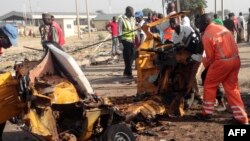 Les équipes de secours ramassent les restes d’un véhicule émietté lors un attentat-suicide a Maiduguri, Nigeria, 29 octobre 2016.