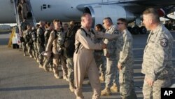 Reservistas de la Fuerza Aérea de EE.UU. son recibidos en la base de Homestead, en Florida.