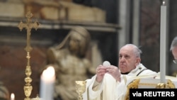El papa Francisco realiza una misa para la fiesta de la Epifanía en la Basílica de San Pedro en el Vaticano, el 6 de enero de 2021.