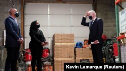 Presiden Joe Biden berbicara dengan James Smith dan Kristin Smith, pemilik pabrik lantai kayu Smith Flooring, saat menyosialisasikan paket bantuan senilai $1,9 triliun untuk mengatasi dampak pandemi, di Chester, Pennsylvania, Selasa, 16 Maret 2021.