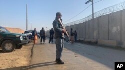 Guardia de seguridad custodia cerca de la Base Aérea de Bagram en la provincia de Parwan de Kabul, Afganistán, el miércoles 11 de diciembre de 2019, donde ocurrió un atentado suicida.