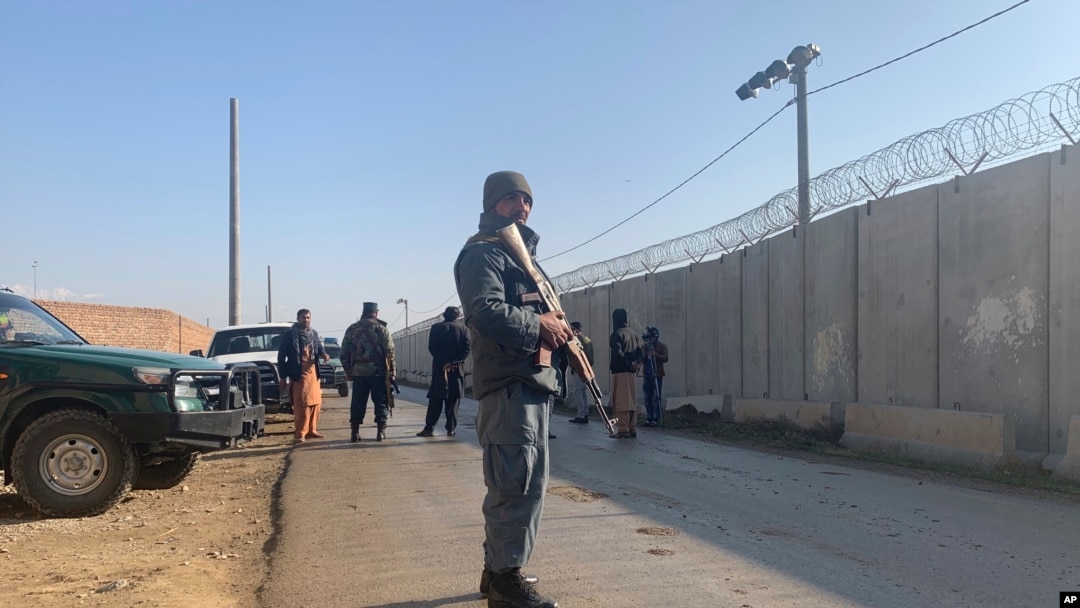 Pripadnik snaga bezbjednosti stražari ispred avio baze u provinciji Parvan, u Kabulu, Afganistan, 11. decembra 2019.