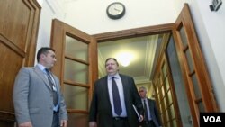 Menteri Keuangan Yunani Evangelos Venizelos tiba pada rapat parlemen Yunani di Athena (8/3).