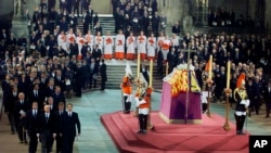 An image from 2002 when the Queen Mother was lying in state in Westminster Hall. (AP Photo/Santiago Lyon/Pool, File)