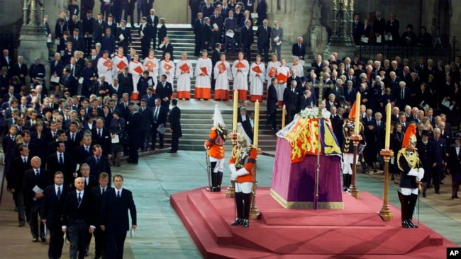 An image from 2002 when the Queen Mother was lying in state in Westminster Hall. (AP Photo/Santiago Lyon/Pool, File)