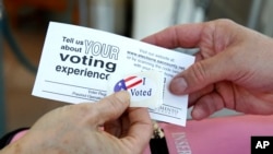 '슈퍼화요일' 예비선거를 치르는 미국 캘리포니아주 새크라멘토에서 3일 사전투표를 한 유권자가 선거 관계자로부터 투표 인증 스티커를 받았다.
