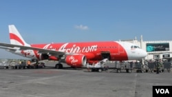 Pesawat AirAsia mendarat di Bandara Juanda, Surabaya di Sidoarjo. (Foto: VOA/Petrus Riski).