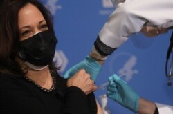 La vicepresidenta Kamala Harris en el momento de ponerse la segunda dosis de la vacuna de Moderna, en Bethesda, EE.UU., el 26 de enero de 2021.