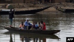 Une pirogue sur le fleuve Niger le 9 mars 2016.