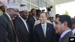 M. Sharif Hassan Sheik Aden,(à gauche0 et le président somalien Sheik Sharif Sheik Ahmed saluant le secrétaire général de l'ONU ban Ki-moon à Mogadiscio