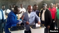 Le président Bongo vote pour la prolongation de la dynastie familiale de 56 ans. 