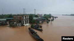 Desa di provinsi Quang Tri, Vietnam, terendam banjir, 12 Oktober 2020. (Ho Cau/VNA via REUTERS). 