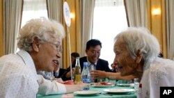 Warga Korea Selatan, Cho Hye-do (86),kiri, berbincang dengan kakak perempuannya, Cho Sun Do (89), warga Korea Utara, dalam reuni keluarga yang terpisah perang di kawasan peristirahatan Diamond Mountain, Korea Utara, 22 Agustus 2018. (Foto: dok).