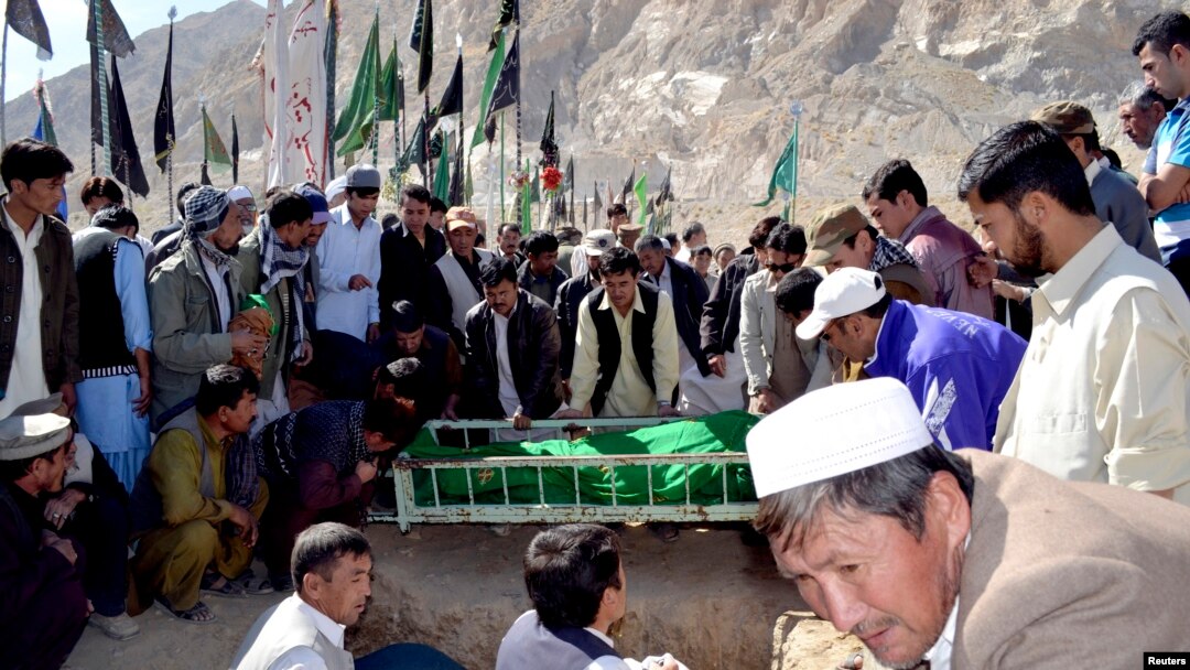 Komunitas Hazara menguburkan anggota kelompok mereka yang dibunuh pria bersenjata tak dikenal di kota Quetta, Pakistan. (Foto: Dok)