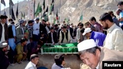 Komunitas Hazara menguburkan anggota kelompok mereka yang dibunuh pria bersenjata tak dikenal di kota Quetta, Pakistan. (Foto: Dok)