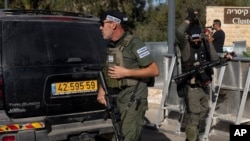 Fuerzas de seguridad israelíes patrullan una calle luego de que, según el gobierno, se disparó un dron contra la vivienda del primer ministro, Benjamin Netanyahu, en Caesarea, Israel, el 19 de octubre de 2024. (AP Foto/Ariel Schalit).