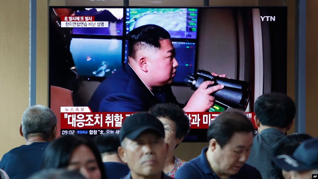 Truyền hình Hàn Quốc hôm 6/8 loan tin Lãnh tụ Triều Tiên Kim Jong Un giám sát cuộc phóng tên lửa.