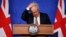 Premye Minis Britanik la Boris Johnson pandan yon konferans pou lapres nan Lond, Samdi 27 Nov. 2021.