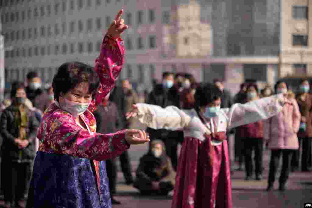 북한 평양 여성들이 세계 여성의 날을 기념하고 있다. 
