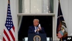 Presiden Donald Trump membuka maskernya untuk berpidato dari Blue Room Balcony di Gedung Putih di hadapan para pendukungnya, 10 Oktober 2020 di Washington. (Foto: Alex Brandon/AP)