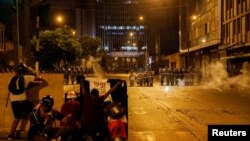 Sejumlah demonstran tampak melindungi diri mereka dengan tameng buatan dalam aksi protes anti-pemerintah di Lima, Peru, pada 4 Februari 2023. (Foto: Reuters/Alessandro Cinque)