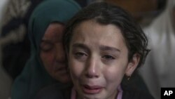 La niña palestina Batoul Shamsa, de 10 años, llora durante el funeral de su hermano Ahmad Shamsa, de 15 años, en la aldea de Beta, en Cisjordania, cerca de Naplusa, el jueves 17 de junio de 2021. El chico murió baleado por soldados israelíes en Cisjordani