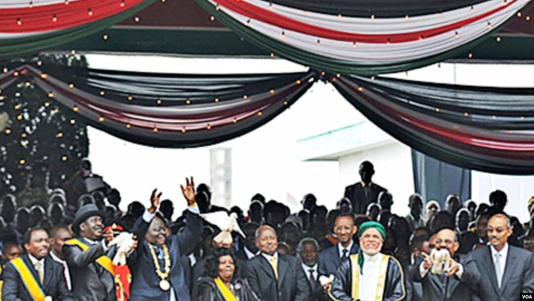 Para pemimpin Afrika, termasuk Presiden Sudan Omar al-Bashir (kedua dari kanan), menghadiri pengesahan konstitusi baru Kenya di Nairobi, 27 Agustus 2010.