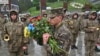 烏克蘭軍人為一名戰死疆場的軍醫舉行葬禮。 （法新社2024年4月24日）