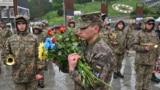 乌克兰军人为一名战死疆场的军医举行葬礼。（法新社2024年4月24日）