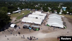 Para migran berkumpul di sebuah kamp, di San Pedro Tapanatepec, Meksiko, 13 November 2022. (Foto: REUTERS/Jose de Jesus Cortes)