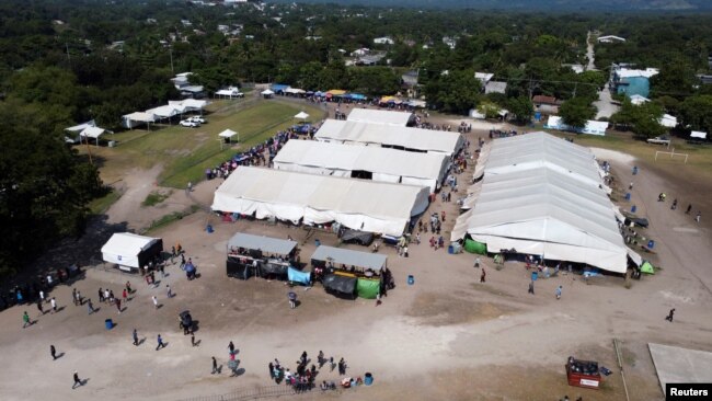 Sube presión en campamento de migrantes en México tras declararse ilegal el Título 42 2 Migrantes se reúnen en un campamento en San Pedro Tapanatepec, México, el13 de noviembre de 2022. REUTERS/José de Jesús Cortés