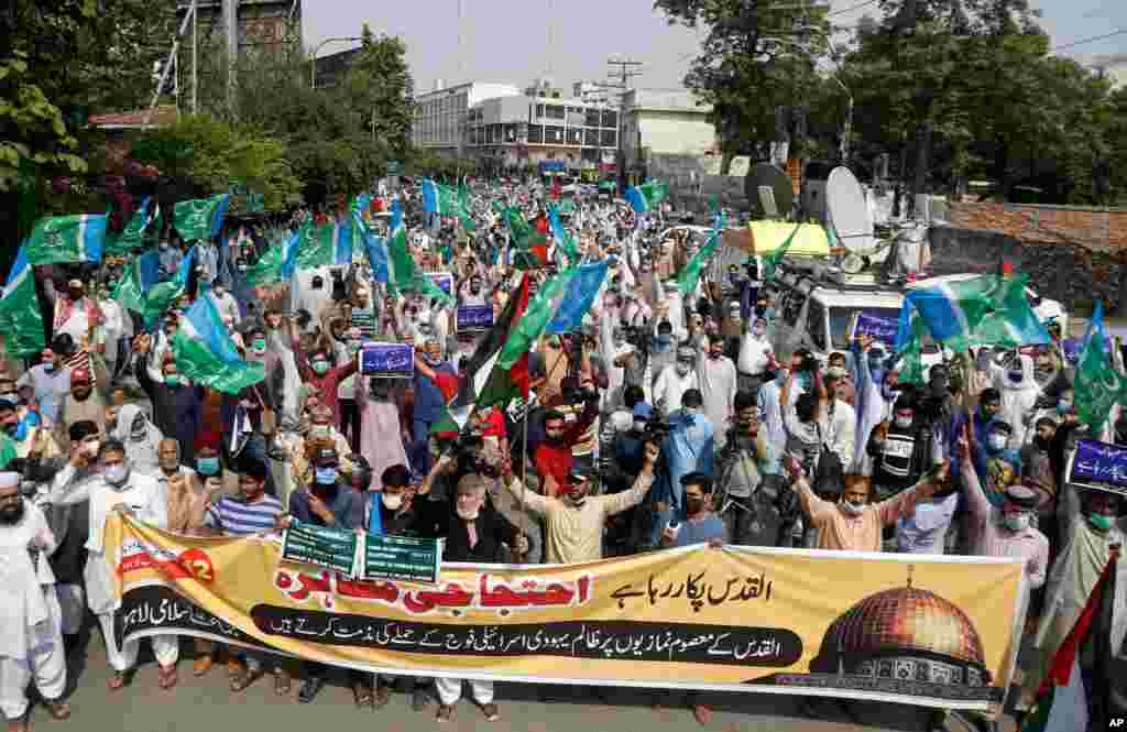 گروهی از مسلمانان در شهر لاهور پاکستان علیه حمله اسرائیل به فلسطینی‌ها تجمع کردند. 