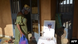 Une femme rend hommage à un soldat burkinabé tué à l'état-major de l'armée lors d'une attaque terroriste à l'extérieur de la maison de la famille du soldat à Ouagadougou, le 4 mars 2018.