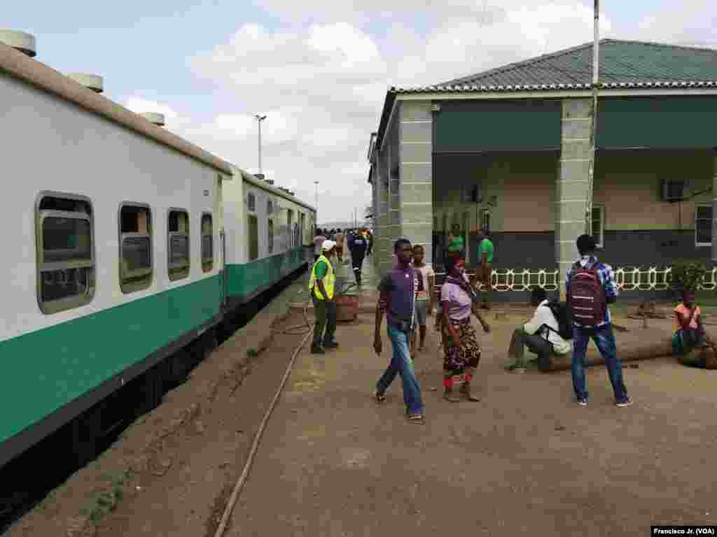 Passageiros chegando à estação dos Caminhos de Ferro de Moçambique em Moatize