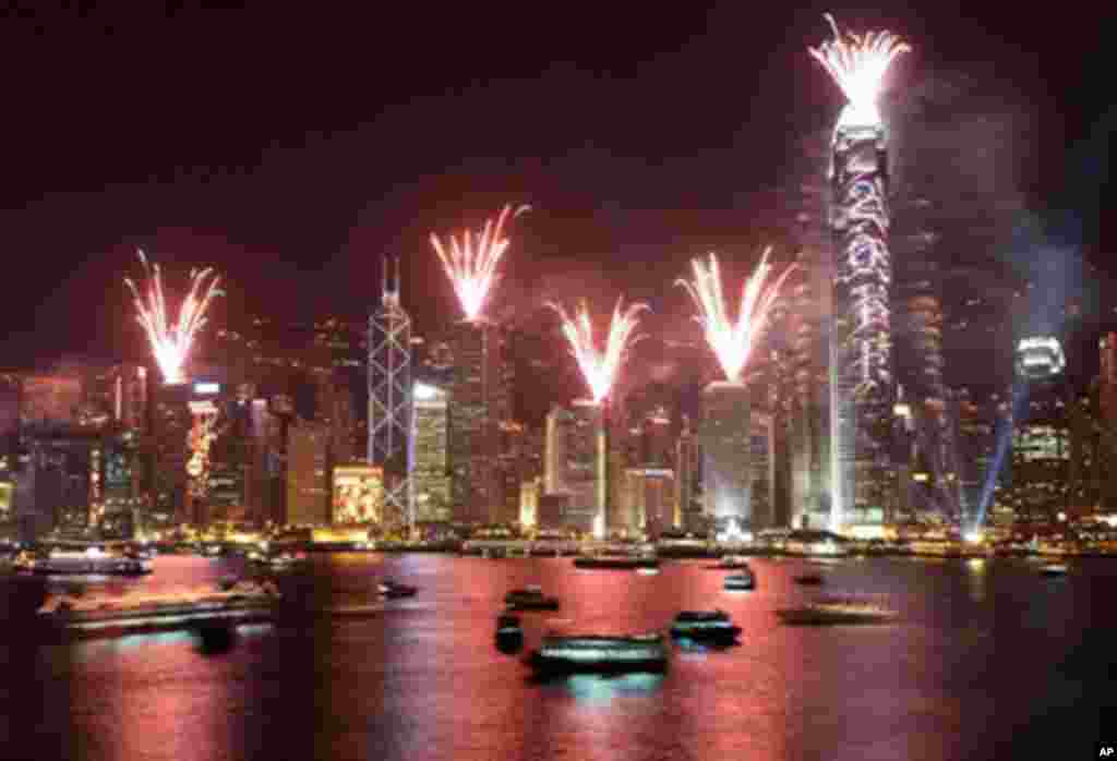 Fireworks light up the Hong Kong skyline above Victoria harbour, 01 Jan 2011. (AFP Image)