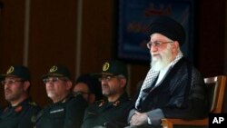 El ayatolá Ali Khamenei asiste a una graduación militar en Teherán junto al alto mando de la Guardia Revolucionaria iraní.