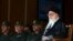 El ayatolá Ali Khamenei asiste a una graduación militar en Teherán junto al alto mando de la Guardia Revolucionaria iraní.