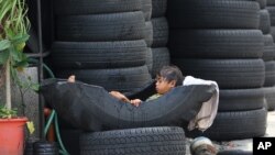 Sampah ban-ban bekas telah menyusahkan tempat-tempat pembuangan sampah dan merusak lingkungan (foto: ilustrasi). 