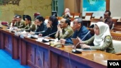 Rapat kerja antara pemerintah dengan Komisi VII Dewan Perwakilan Rakyat terkait pencemaran lingkungan di gedung MPR/DPR, Jakarta hari Selasa (22/5).(Foto: VOA/Fathiyah)