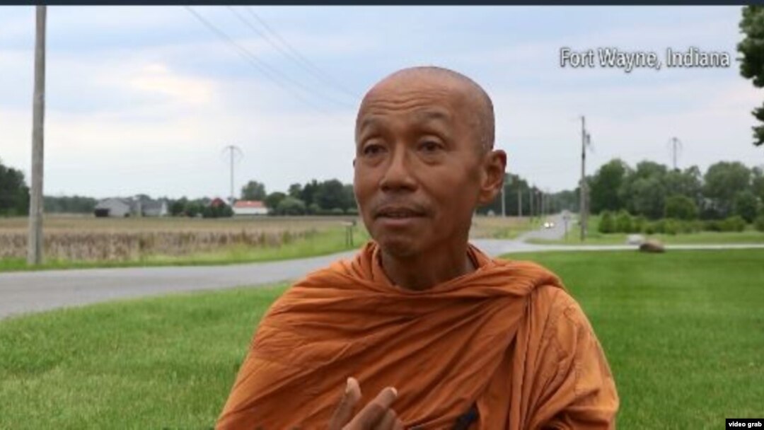 Biksu Sutham Nateetong di Fort Wayne, Indiana. (Foto: VOA/videograb)