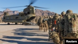 Arhiva - Vojnici SAD ukrcavaju se u transportni helikopter tokom misije u Avganistanu, 15. januar 2019.