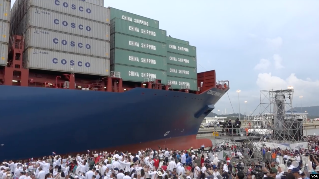 资料照片：中远海运巴拿马货轮驶过巴拿马城新建的科科利船闸，该船闸是巴拿马运河扩建工程的新设施。(2016年6月26日)